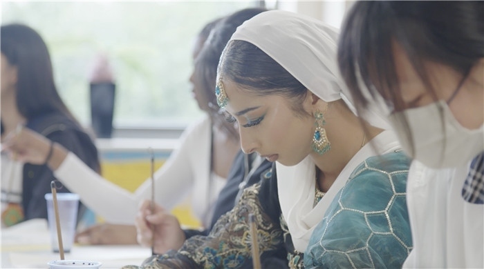 學(xué)生學(xué)習(xí)中國(guó)書法。帕特里克·謝德-西蒙茲攝