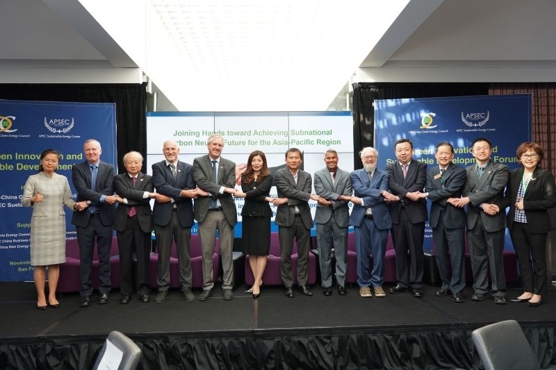 當(dāng)?shù)貢r間11月13日，2023年亞太經(jīng)合組織會議期間的重要邊會“綠色創(chuàng)新與可持續(xù)發(fā)展論壇”在舊金山舉行，有關(guān)學(xué)者、政府官員和清潔能源企業(yè)代表近200人出席。圖為參加論壇的主要嘉賓合影留念?？巳R爾·希斯莫爾 攝