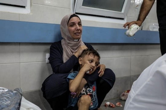 11月3日，人們?cè)诩由吵窍７ㄡt(yī)院接受治療。新華社發(fā)