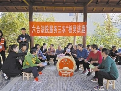  圖③：干警向附近農(nóng)戶解讀相關(guān)法律法規(guī)。