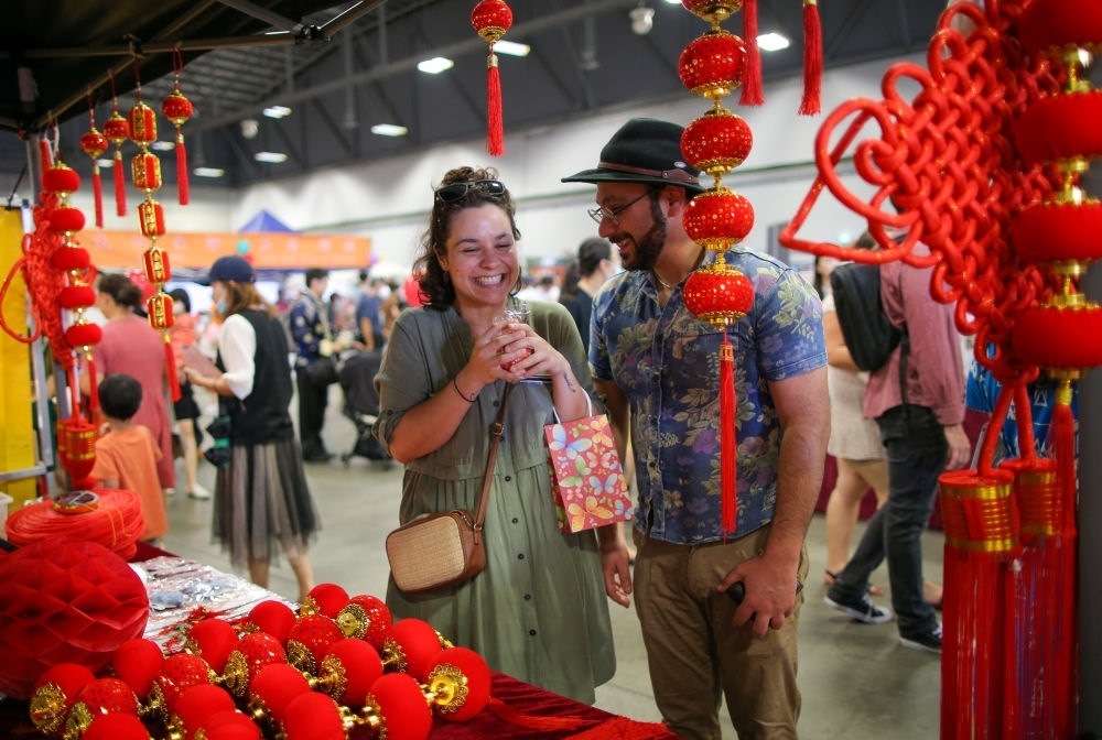 2023年1月21日，在新西蘭奧克蘭舉行的迎接中國農(nóng)歷春節(jié)活動上，人們購買新春裝飾品。這個活動吸引當(dāng)?shù)厣先f名各族裔民眾聚集一起，共迎中國春節(jié)。