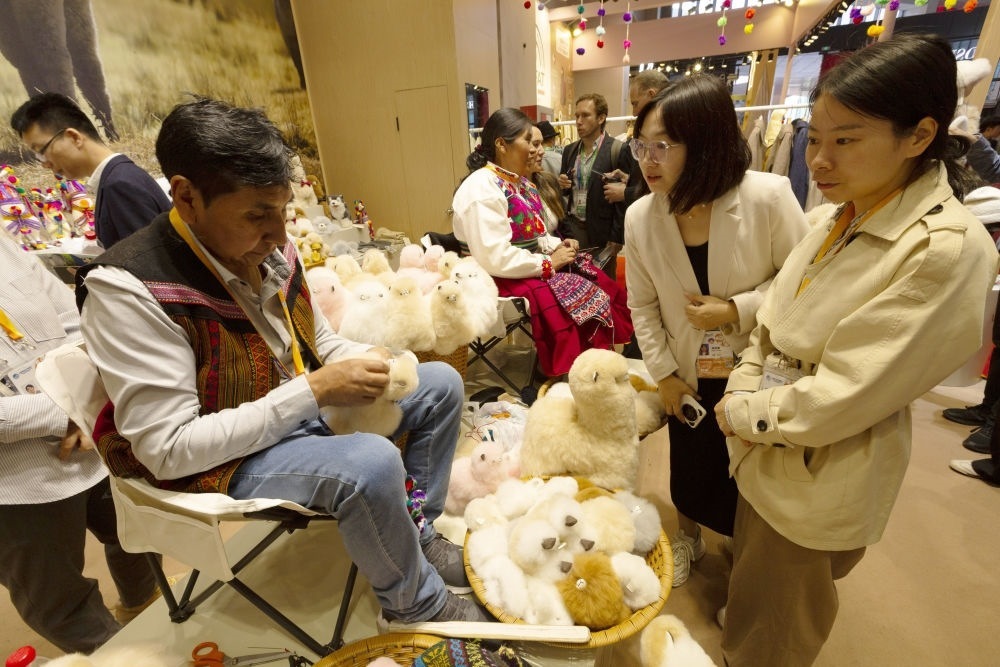 2023年11月7日，秘魯羊駝毛制品手藝人馬馬尼大叔在中國上海舉辦的第六屆進(jìn)博會上展示羊駝玩偶制作工藝。秘魯特色羊駝毛制品連續(xù)六屆在進(jìn)博會上亮相，收獲大量訂單。進(jìn)博會大舞臺讓秘魯傳統(tǒng)手藝人有了更廣闊的發(fā)展空間。