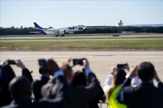 2023年11月8日，運(yùn)送大熊貓的專機(jī)從美國弗吉尼亞州的華盛頓杜勒斯國際機(jī)場(chǎng)起飛。旅居美國的大熊貓“美香”“添添”和它們?cè)谌A盛頓出生并長大的雄性幼崽“小奇跡”當(dāng)天啟程返回中國。新華社記者 劉杰攝