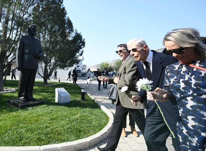 10月30日，在北京，飛虎隊(duì)老兵哈里·莫耶（中）向陳納德將軍雕像獻(xiàn)花。