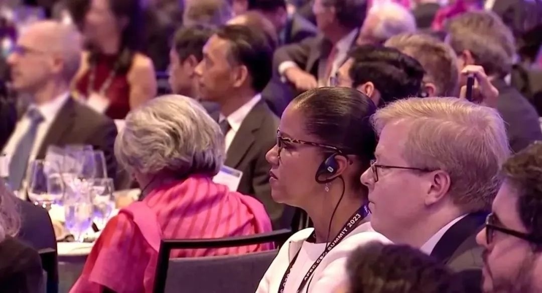 △參加宴會的人士認真聆聽演講。