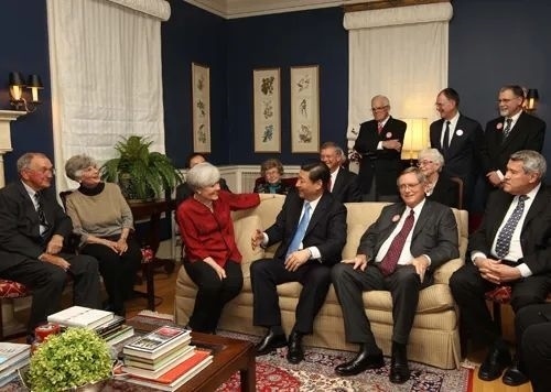 △2012年2月15日，習近平在前艾奧瓦州友好省州委員會委員蘭蒂夫人（左三）的家中回憶1985年訪問該地時的情景。