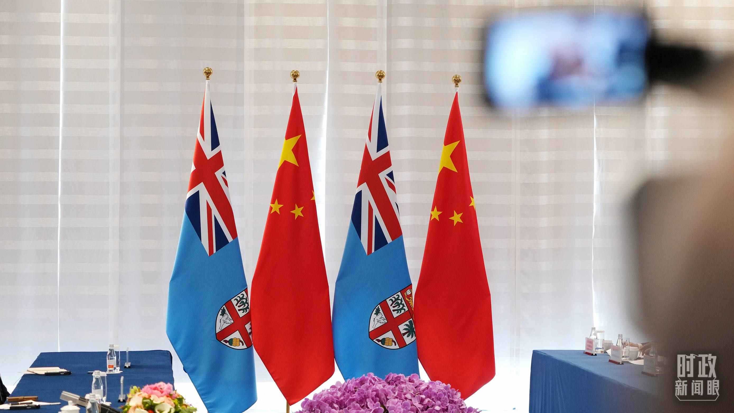 △會談現(xiàn)場的中斐兩國國旗。（總臺國廣記者李晉拍攝）
