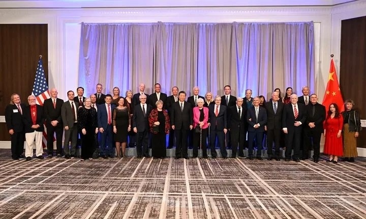 當?shù)貢r間11月15日晚，國家主席習近平在美國舊金山出席美國友好團體聯(lián)合舉行的歡迎宴會。這是宴會開始前，習近平會見飛虎隊和史迪威將軍后人、鼓嶺、艾奧瓦州、華盛頓州等方面友好人士代表，同他們親切交談并合影留念。圖源：新華社