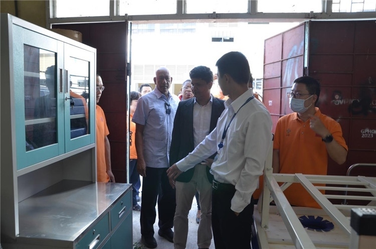 喬治敦公立醫(yī)院執(zhí)行院長(zhǎng)接收捐贈(zèng)物資。第十九期中國(guó)援圭亞那醫(yī)療隊(duì)供圖