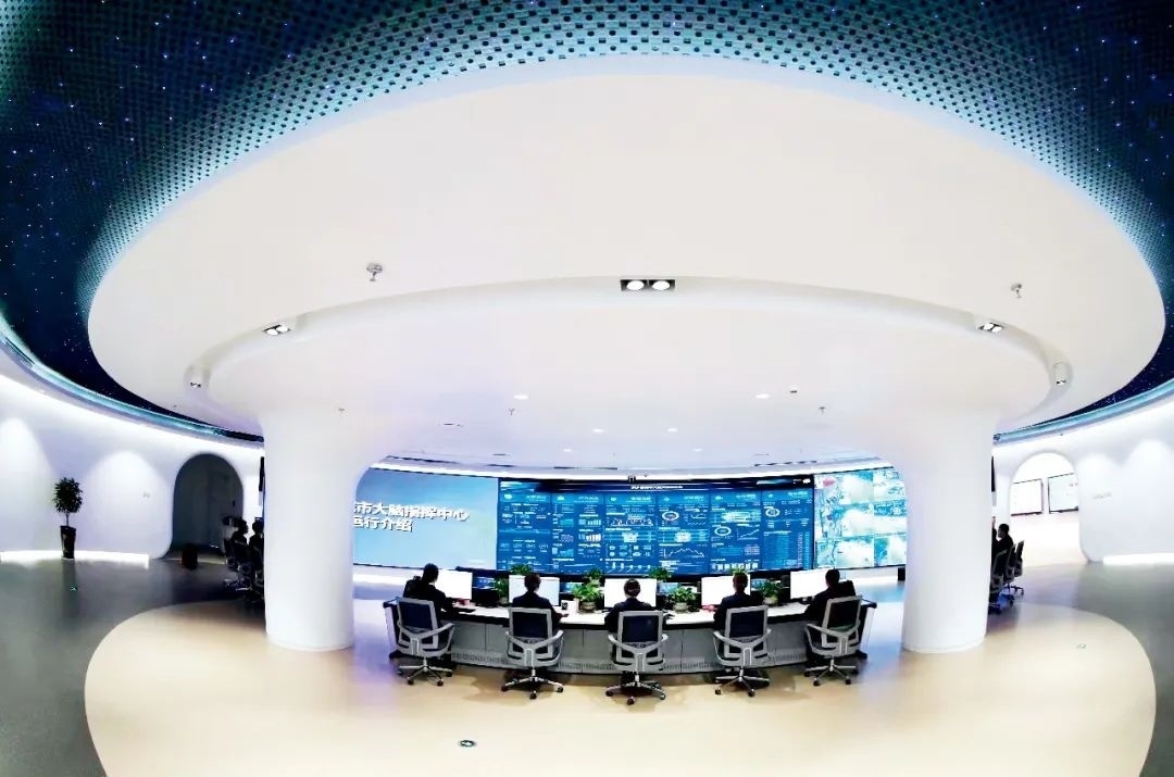 2021年2月2日，江西省撫州市東鄉(xiāng)區(qū)城市大腦指揮中心，工作人員通過城市大腦指揮平臺(tái)實(shí)時(shí)監(jiān)控、抓取、分析相關(guān)案件。