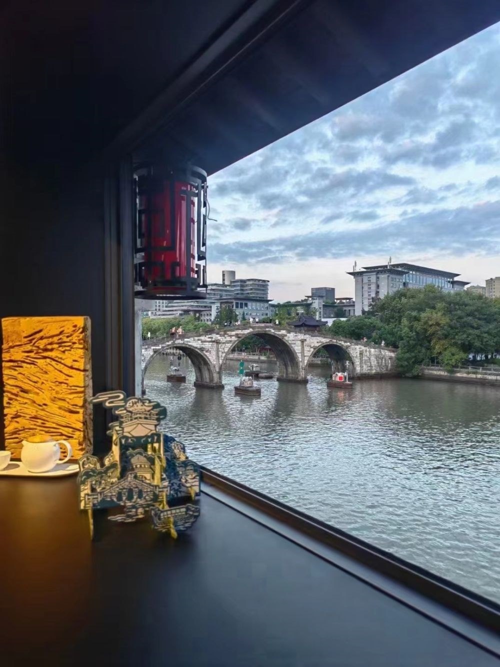 文創(chuàng)產(chǎn)品與拱宸橋。（受訪者供圖）