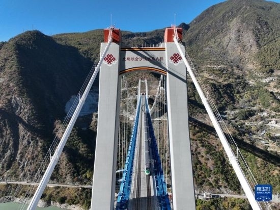 11月25日，列車通過麗香鐵路金沙江特大橋（無人機(jī)照片）。