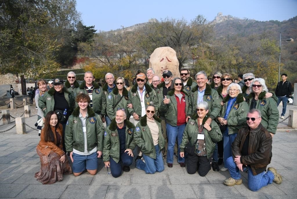 10月29日，飛虎隊(duì)老兵莫耶一行人在北京八達(dá)嶺長(zhǎng)城合影留念。當(dāng)日，美中航空遺產(chǎn)基金會(huì)訪華代表團(tuán)成員陸續(xù)抵達(dá)北京。新華社記者任超攝