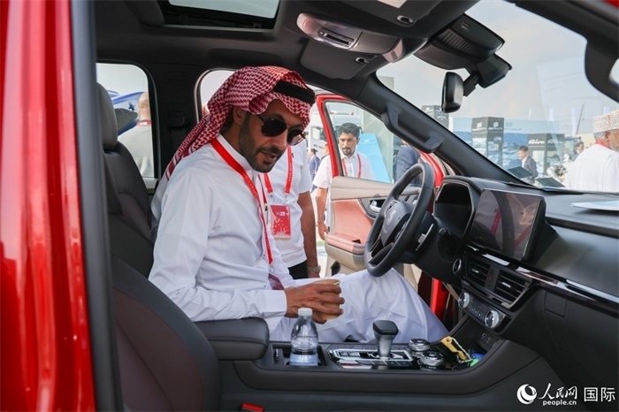 嘉賓參觀體驗(yàn)山東重工產(chǎn)品。人民網(wǎng)記者 任皓宇攝