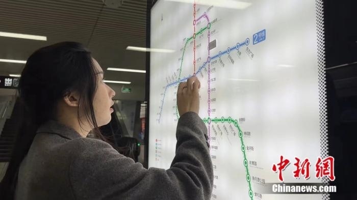 李佳夢(mèng)正在坐地鐵。呂盛楠 攝