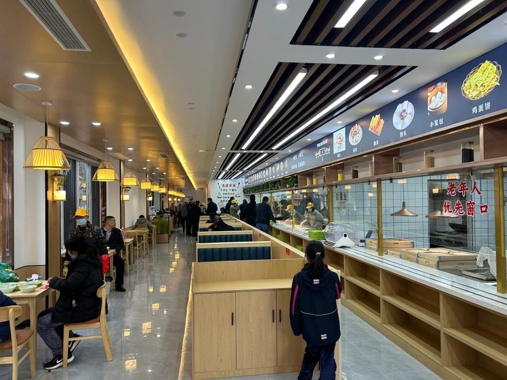 位于安徽合肥市瑤海區(qū)和平路街道綠苑社區(qū)的社區(qū)老年大食堂。（綠苑社區(qū)供圖）