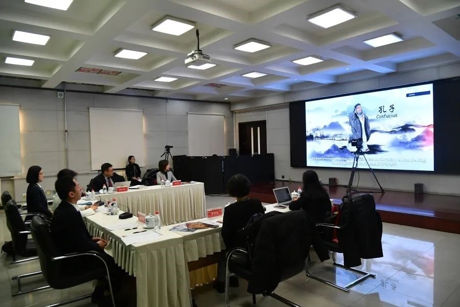 與會(huì)嘉賓觀看由美洲中心策劃制作的“一帶一路”主題視頻節(jié)目《習(xí)語(yǔ)用典——大道不孤 眾行致遠(yuǎn)》。