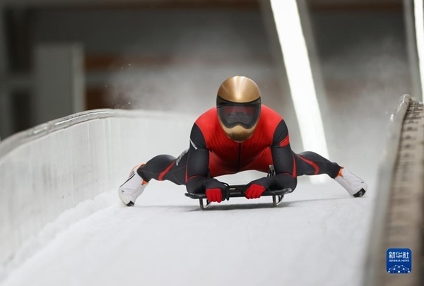 11月25日，天津隊選手閆文港在比賽中抵達終點。新華社記者 王楷焱 攝