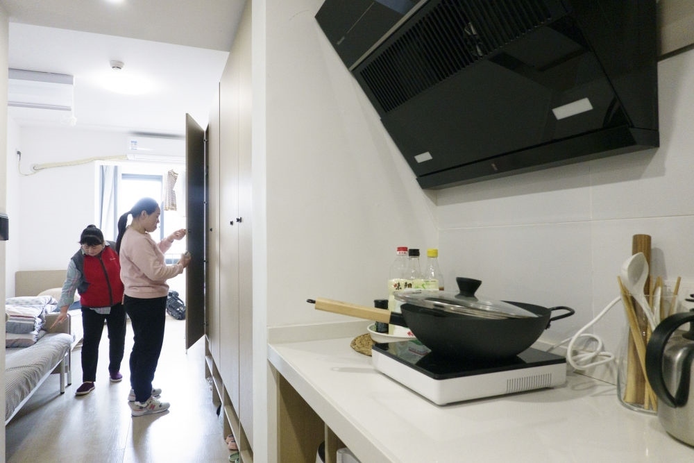 住戶在閔行區(qū)新時(shí)代城市建設(shè)者管理者之家收拾房間。