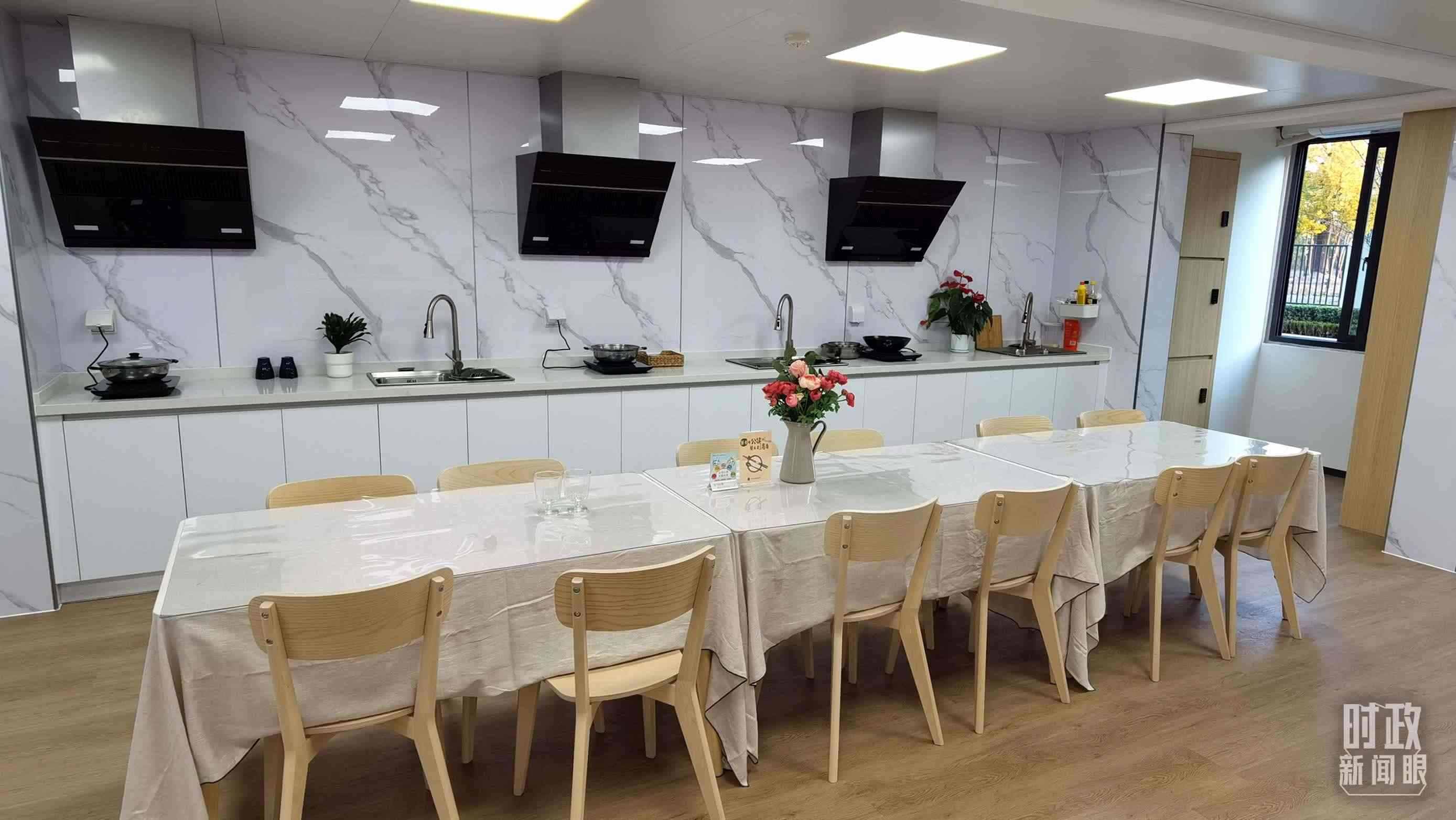 △閔行區(qū)新時代城市建設者管理者之家內的共享廚房。（總臺央視記者郭鴻拍攝）