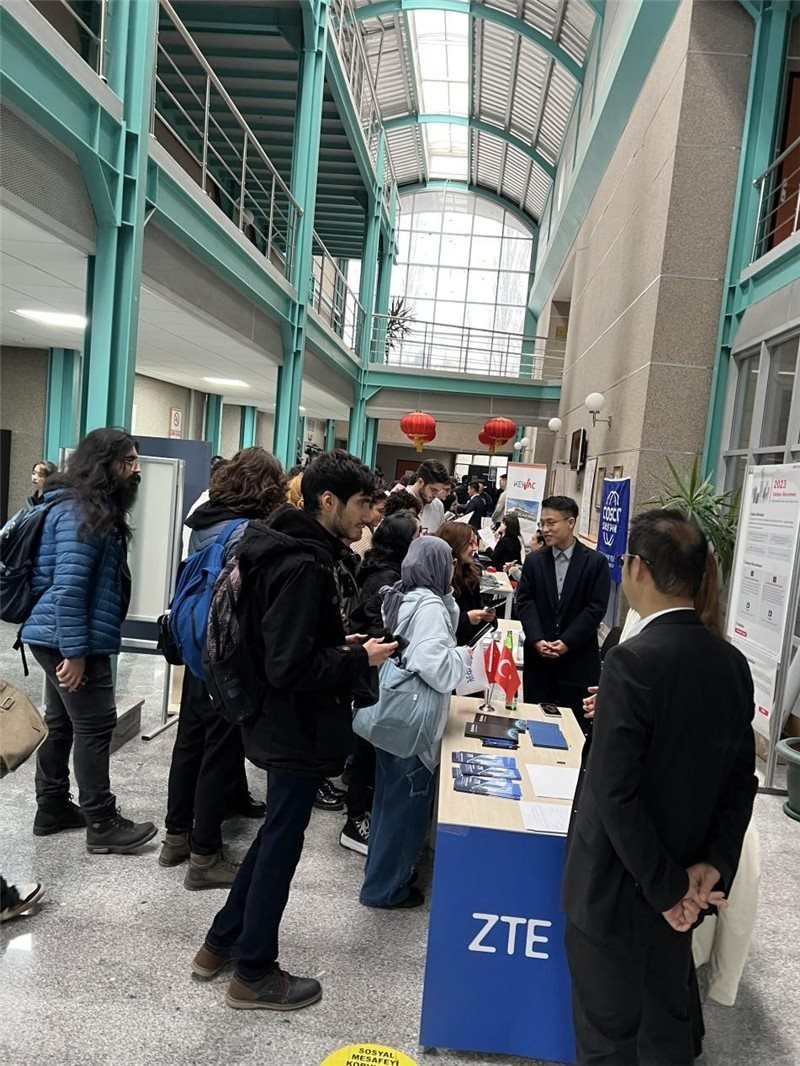 土耳其大學(xué)生在中企展臺(tái)交流。主辦方供圖