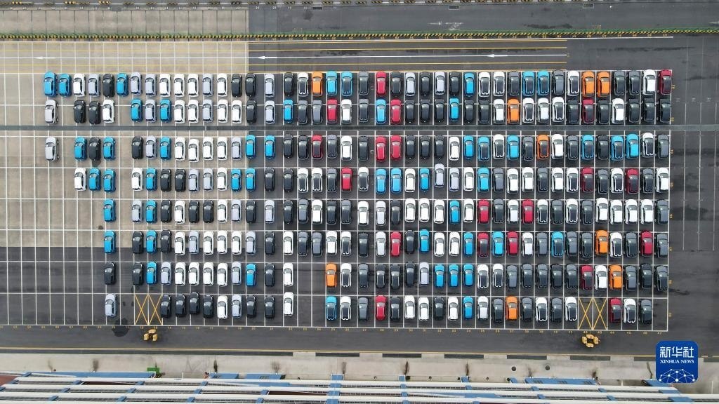 這是2023年7月9日在上海外高橋海通汽車碼頭拍攝的等待裝船運(yùn)往澳大利亞的上汽MG品牌汽車和新能源車（無人機(jī)照片）。新華社記者 方喆 攝