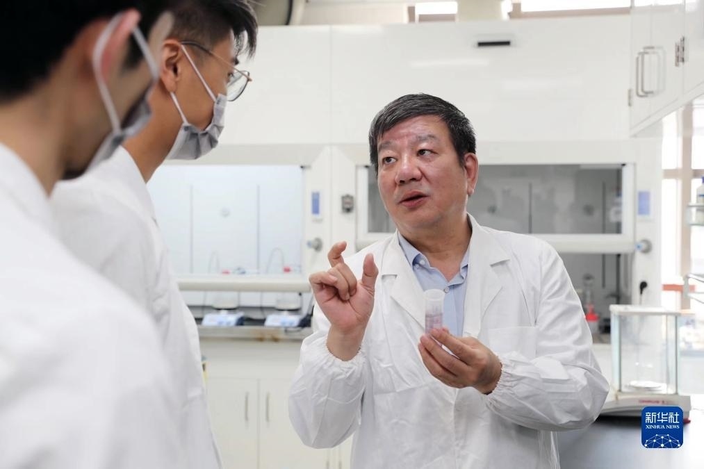 中國科學(xué)院院士、國家自然科學(xué)獎一等獎得主趙東元在復(fù)旦大學(xué)實(shí)驗(yàn)室里指導(dǎo)學(xué)生（2023年9月2日攝）。新華社記者 劉穎 攝