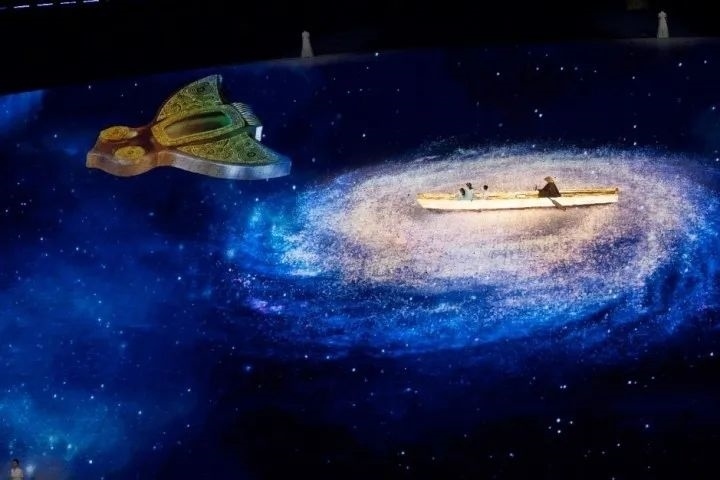 杭州第4屆亞殘運(yùn)會(huì)閉幕式上，吉祥物飛飛幻化回良渚玉鳥(niǎo)的模樣，盤(pán)旋于夜色之中。記者 倪雁強(qiáng) 董旭明 攝