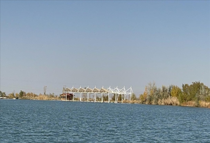 2023年11月1日，督察組拍攝到弱水花海景區(qū)建有人工湖及水上游樂(lè)設(shè)施。（中央第四生態(tài)環(huán)境保護(hù)督察組供圖）