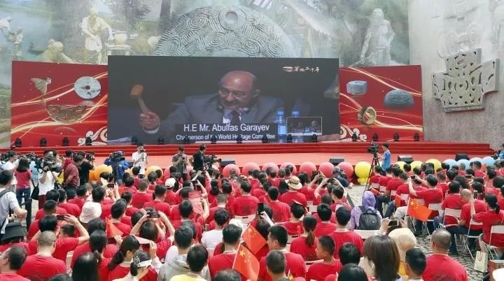 2019年7月6日，杭州市民揮舞國(guó)旗慶祝良渚古城遺址獲準(zhǔn)列入世界遺產(chǎn)名錄。記者 吳煌 倪雁強(qiáng) 攝