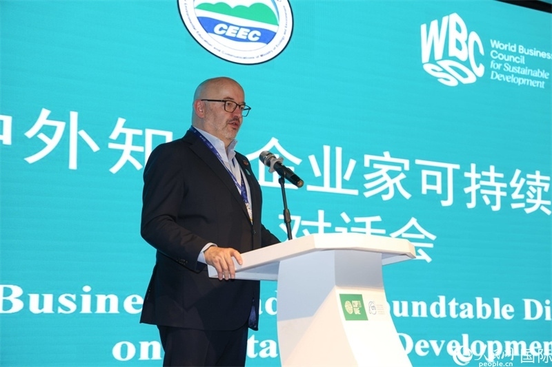 世界可持續(xù)發(fā)展工商理事會(huì)會(huì)長兼主席貝德凱致辭。人民網(wǎng)記者任皓宇攝