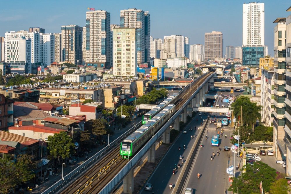 2021年12月1日，在越南首都河內(nèi)，列車在吉靈-河?xùn)|輕軌線上行駛。新華社發(fā)（中鐵六局河內(nèi)輕軌項目部供圖）