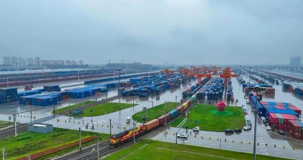 △2023年9月28日，中歐班列長安號第20000列從陜西西安國際港站開出。