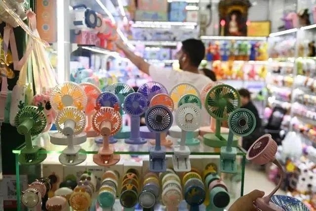 △近期，客商在浙江義烏國際商貿(mào)城采購商品。