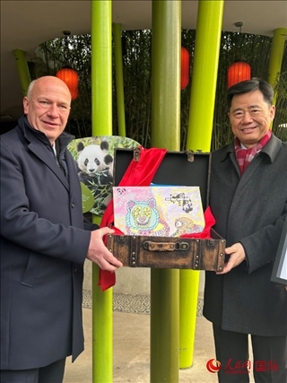 吳墾大使和韋格納市長手捧德國兒童為“夢想”“夢圓”準備的手繪“送別大禮包”。人民網(wǎng)記者 徐馨攝