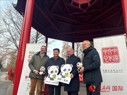 中國文化中心組織的主題活動現(xiàn)場。從左至右依次為柏林動物園園長克尼里姆、中國駐德國大使吳懇、柏林市長韋格納、柏林動物園監(jiān)事會主席布魯克曼。人民網(wǎng)記者 徐馨攝