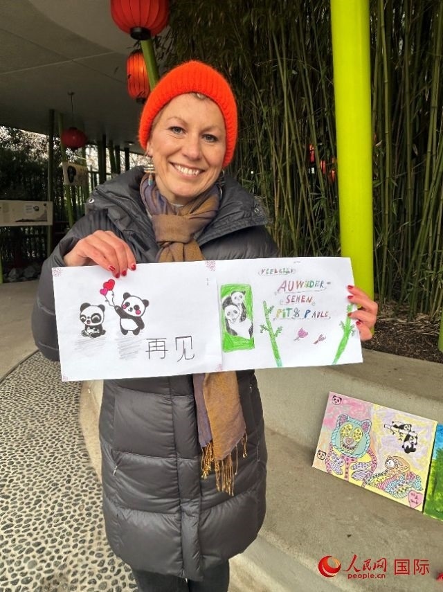桑德拉和德國小朋友們的作品。右圖寫著“祝福好運，再見 Pit和Paule（“夢想”“夢圓”的德語名字）”。人民網(wǎng)記者 徐馨攝