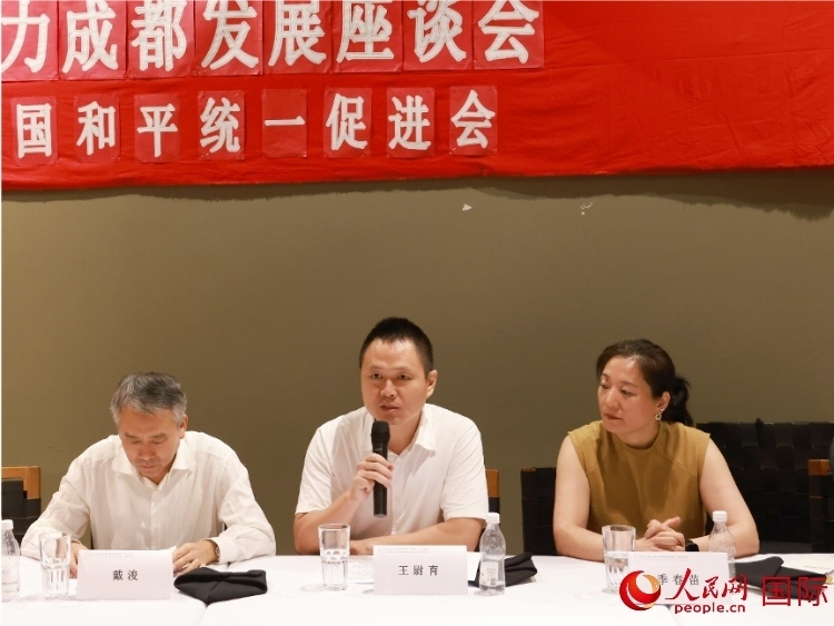 中國(guó)駐里約總領(lǐng)館副總領(lǐng)事王尉育（中）在座談會(huì)中致辭。人民網(wǎng)記者 陳海琪攝