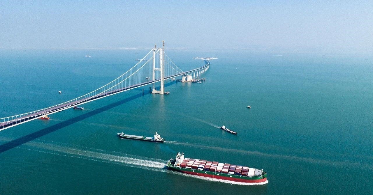 △2023年11月28日，國(guó)家重大工程深中通道海底沉管隧道貫通。