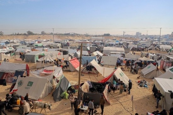  這是12月8日在加沙地帶南部城市拉法拍攝的臨時(shí)營(yíng)地。新華社發(fā)（里澤克·阿卜杜勒賈瓦德攝）