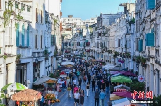 圖為?？隍T樓老街游客如織。 <a target='_blank' href='/' ><p align=