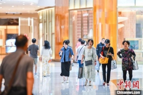 圖為顧客在cdf海口國際免稅城內選購商品。<a target='_blank' href='/' ><p align=