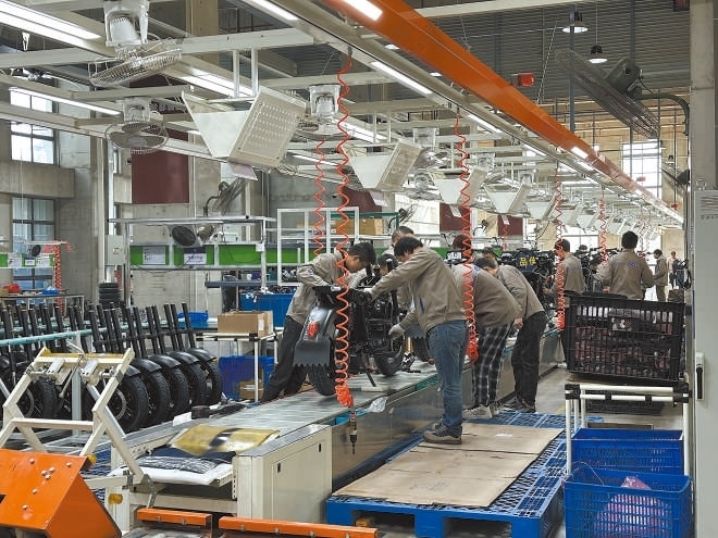  產(chǎn)業(yè)領(lǐng)跑 在長三角一體化發(fā)展格局下，新能源制造業(yè)通過產(chǎn)業(yè)集群協(xié)同發(fā)展，形成現(xiàn)代化產(chǎn)業(yè)體系。圖為位于江蘇常州市的比亞迪工廠內(nèi)，工作人員正在組裝銷往非洲國家的電動(dòng)摩托車。 拉丁美洲通訊社古巴籍?dāng)z影記者 朗尼·洛佩茲（中文名羅帥）攝