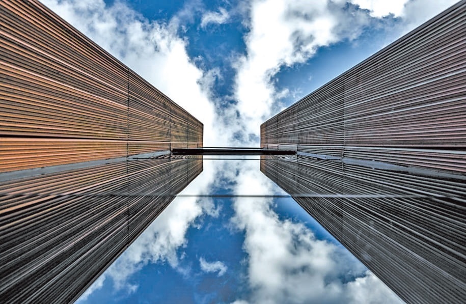  開放共享 今年9月，改造升級后的上海凝聚力工程博物館開門迎客。博物館大廳公共區(qū)域在功能提升、資源整合后，釋放更多公共服務(wù)空間，帶給市民更多新體驗(yàn)。 上海某餐廳法國籍廚師 邁克爾·溫德林?jǐn)z