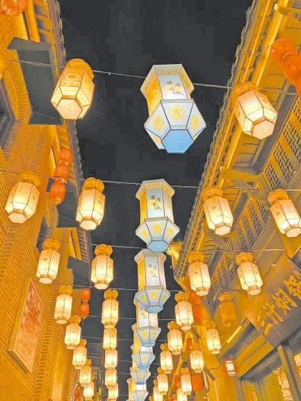  古城新韻 位于安徽安慶市安慶古城的倒扒獅歷史文化街區(qū)依江而建，在保留歷史建筑的同時(shí)，引入產(chǎn)業(yè)新業(yè)態(tài)，激發(fā)歷史文化街區(qū)活力，吸引了眾多游客前來游玩。 韓國籍視頻博主 金峻范攝