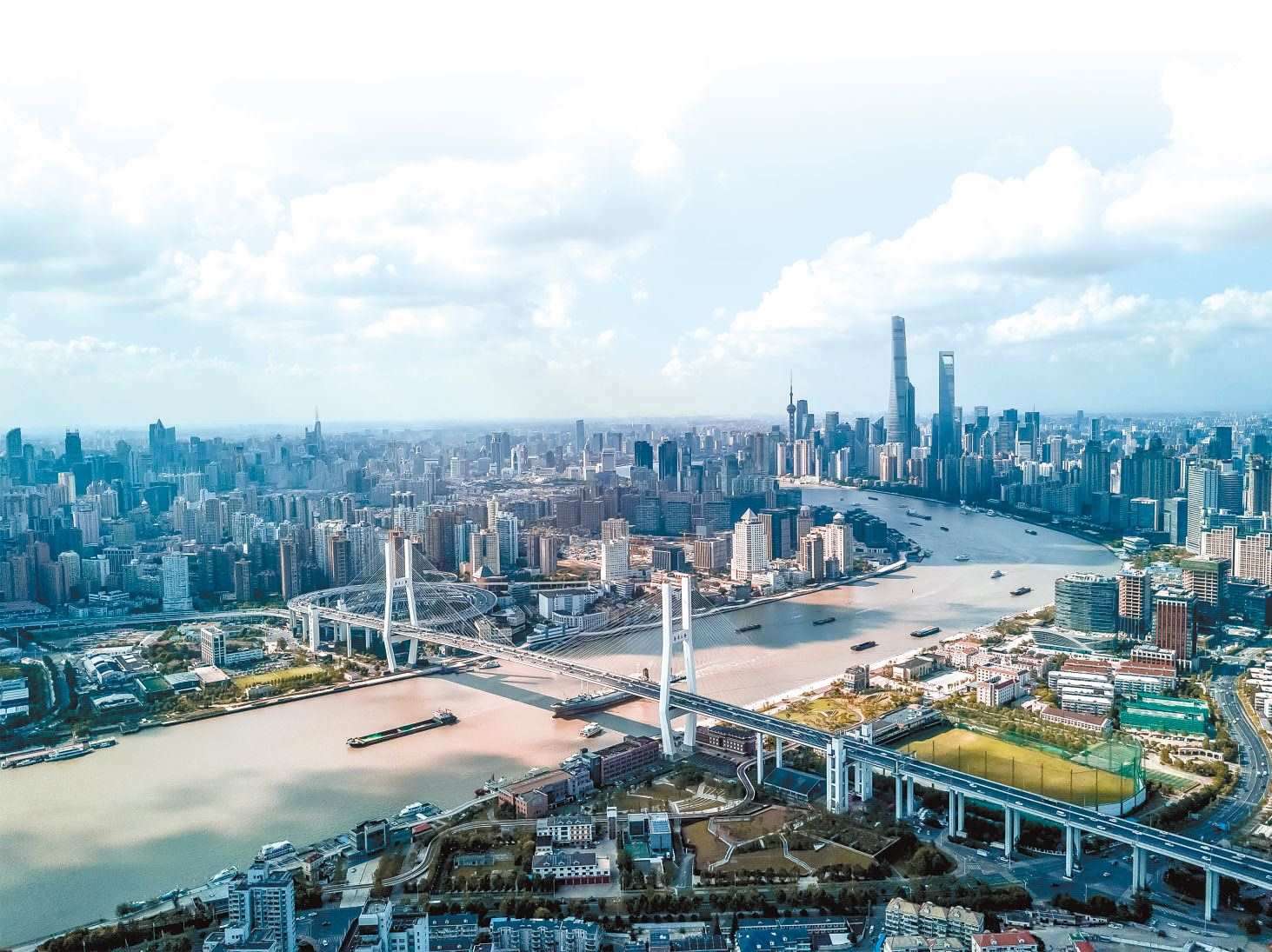  潮起東方 上海黃浦江兩岸高樓林立，風(fēng)光無限。近年來，上海以開放創(chuàng)新之姿，謀劃推動(dòng)高質(zhì)量發(fā)展，奮力開創(chuàng)長三角一體化新局面。 德國籍導(dǎo)演、建筑師、攝影師 馬克·西格蒙德攝 “起初，我被東方古國的悠久歷史文化吸引來到中國。在上海生活的10多年間，我見證了這座城市的發(fā)展歷程，也感受到它兼具傳統(tǒng)與現(xiàn)代的獨(dú)特魅力?！? /></p> <p style=