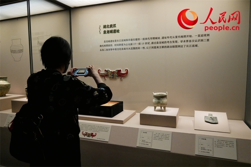 今年9月，觀眾正在參觀“鑒往知遠(yuǎn)——新時(shí)代考古成果展”。人民網(wǎng)記者 韋衍行攝