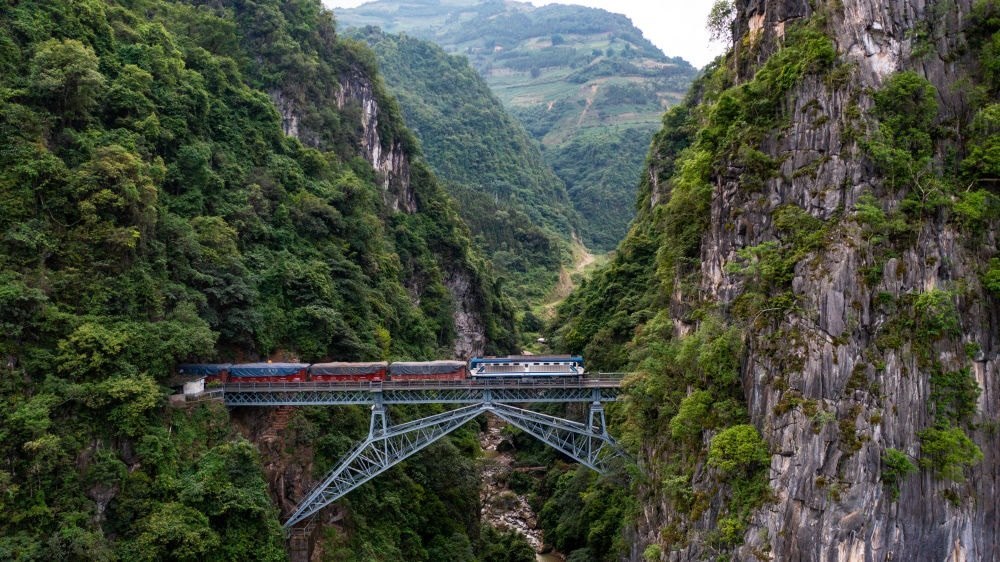 2023年6月20日，一列火車駛過人字橋。