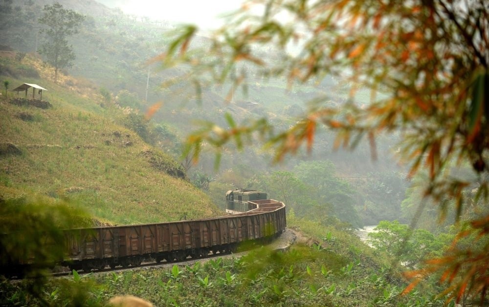 這是行駛在滇越鐵路云南省屏邊縣境內(nèi)的貨運(yùn)列車（2012年3月9日攝）。