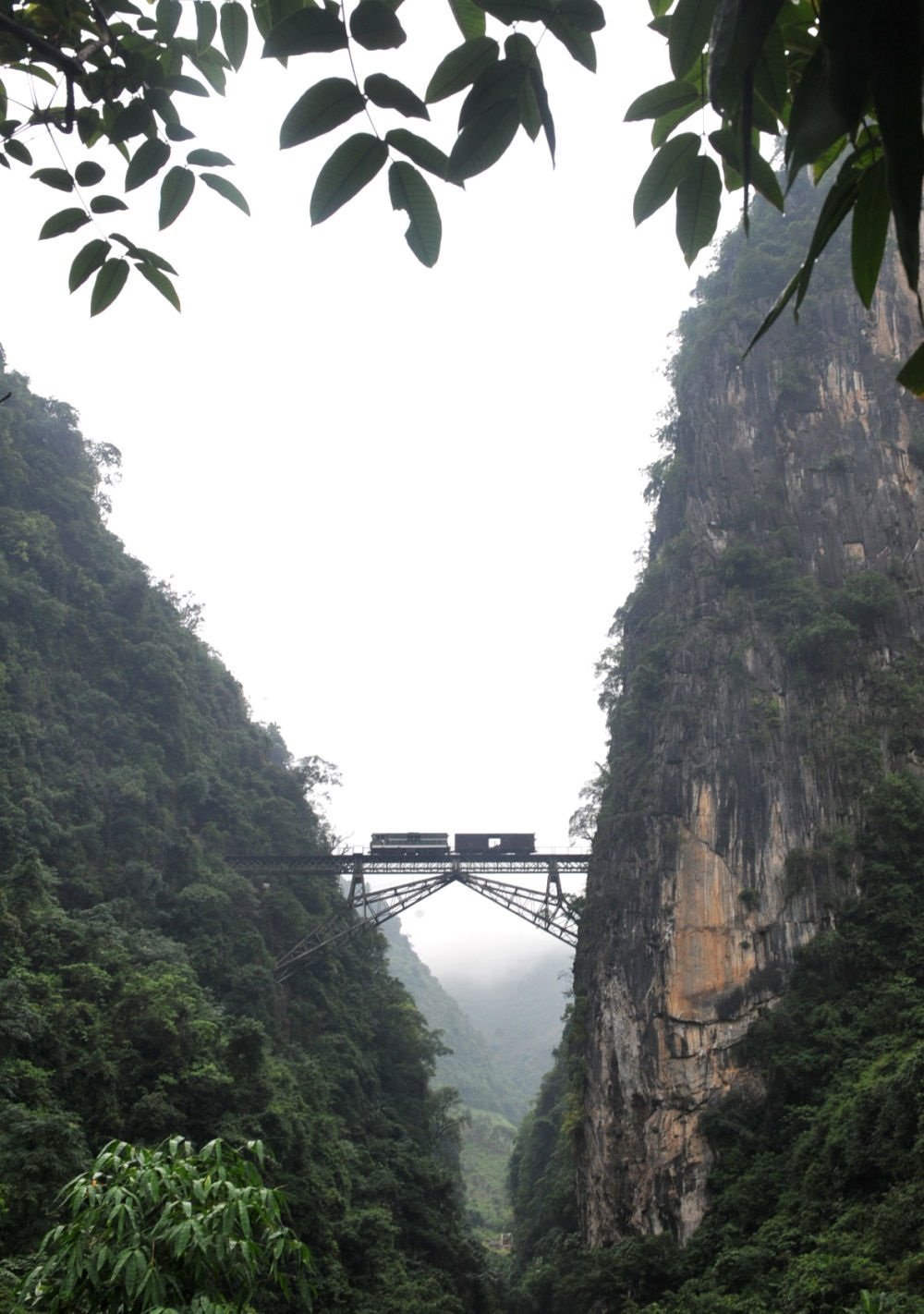 2009年6月1日，一列小火車從人字橋上通過。